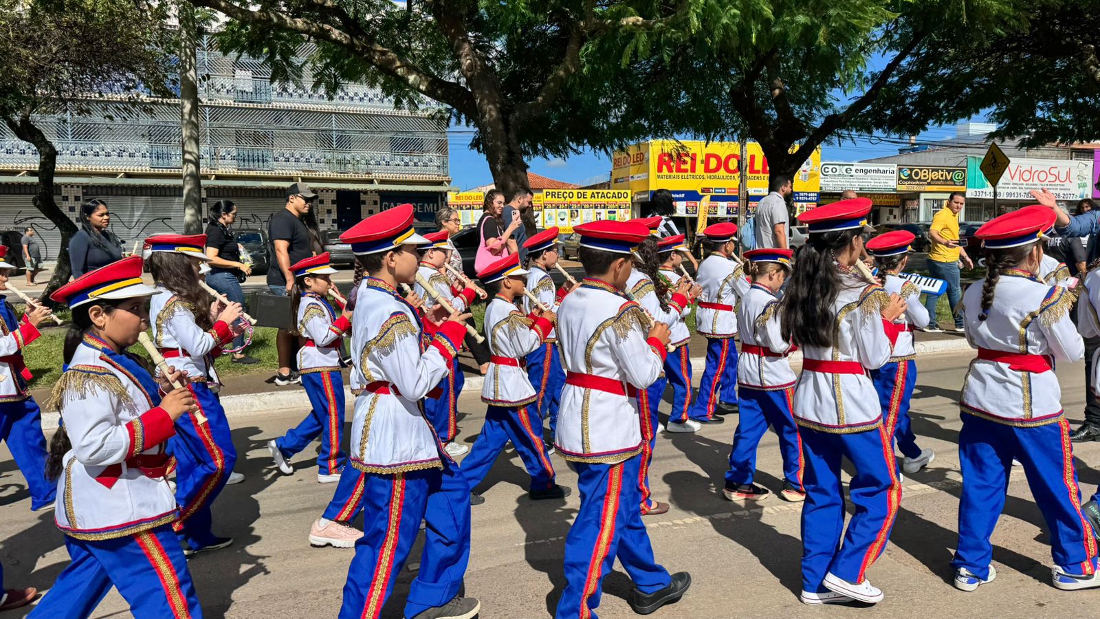 Desfile cívico emociona público, reúne estudantes e resgata tradição histórica em aniversário de Ceilândia